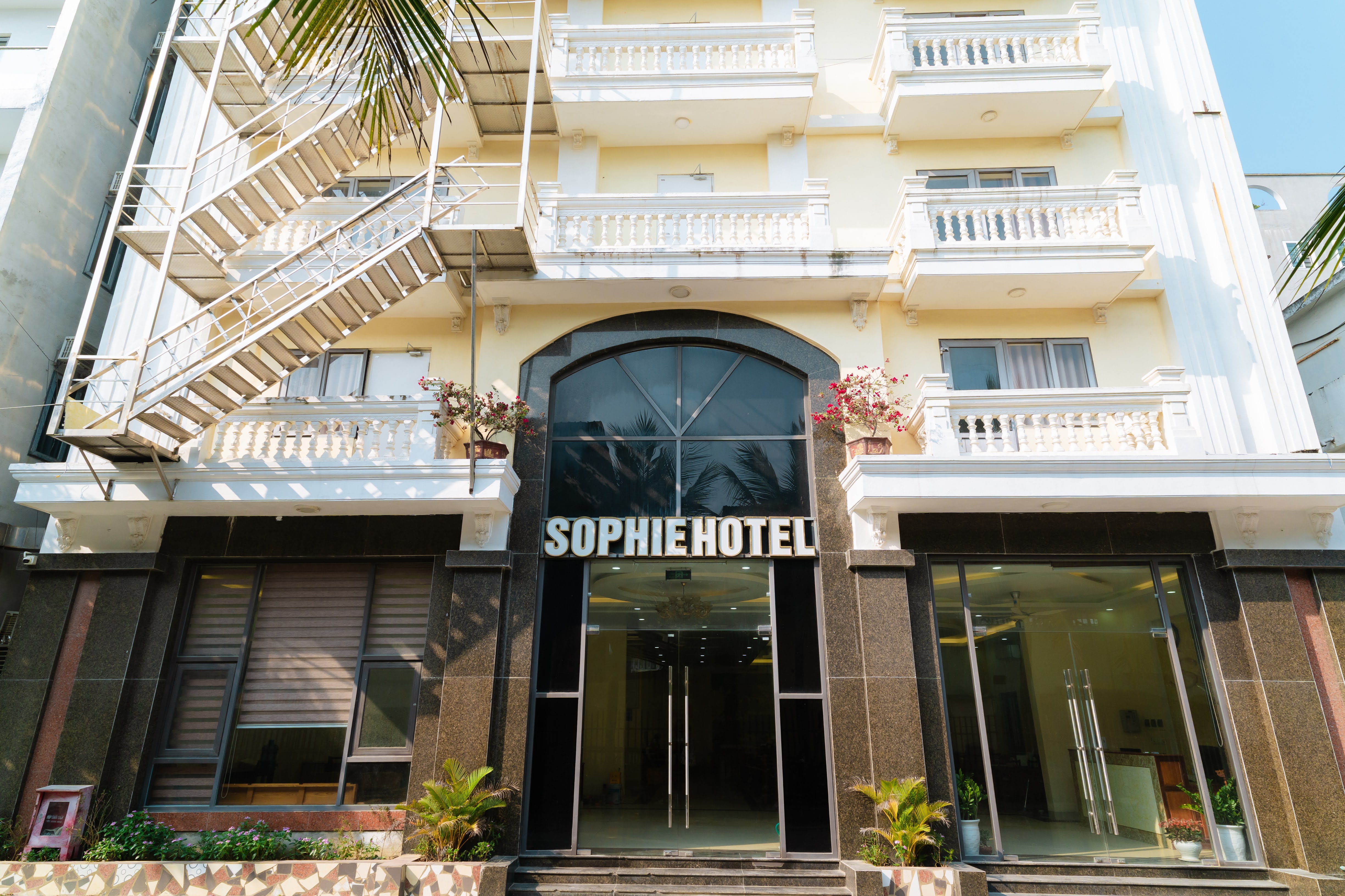 Sophie Khách Sạn View Biển Hải Tiến Giá Rẻ - Trải Nghiệm Nghỉ Dưỡng Hoàn Hảo